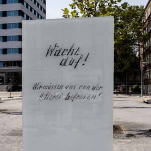 Gedenkstele auf dem Weddinger Rathausvorplatz mit einem Schriftzug, der auf einer Postkarte zu lesen war.