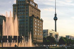 Blick auf den Fernsehturm vom Strausberger Platz